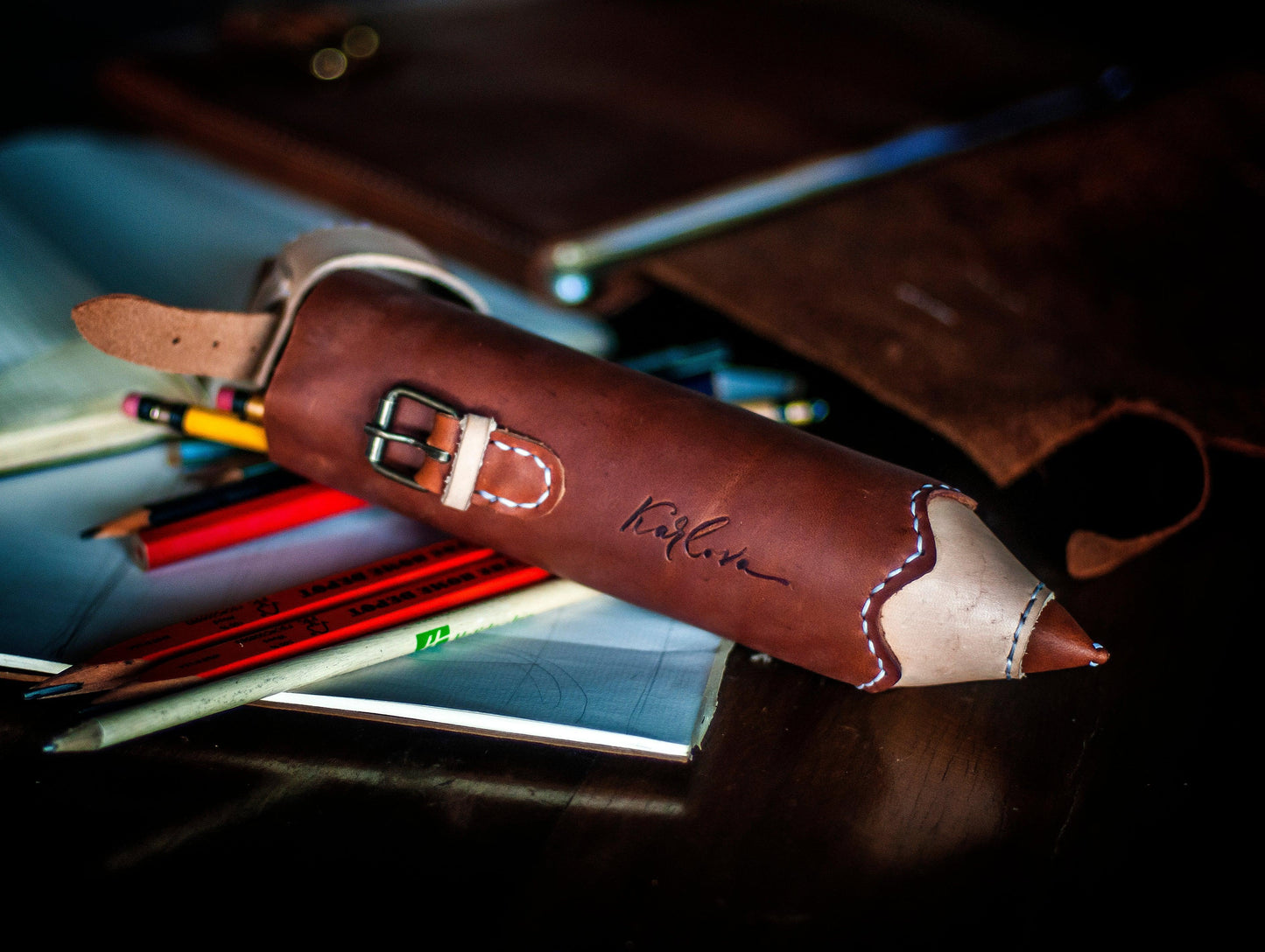 Leather pencil case leather craft DIY PDF pattern by Karlova Design, leatherwork template for hand stitching