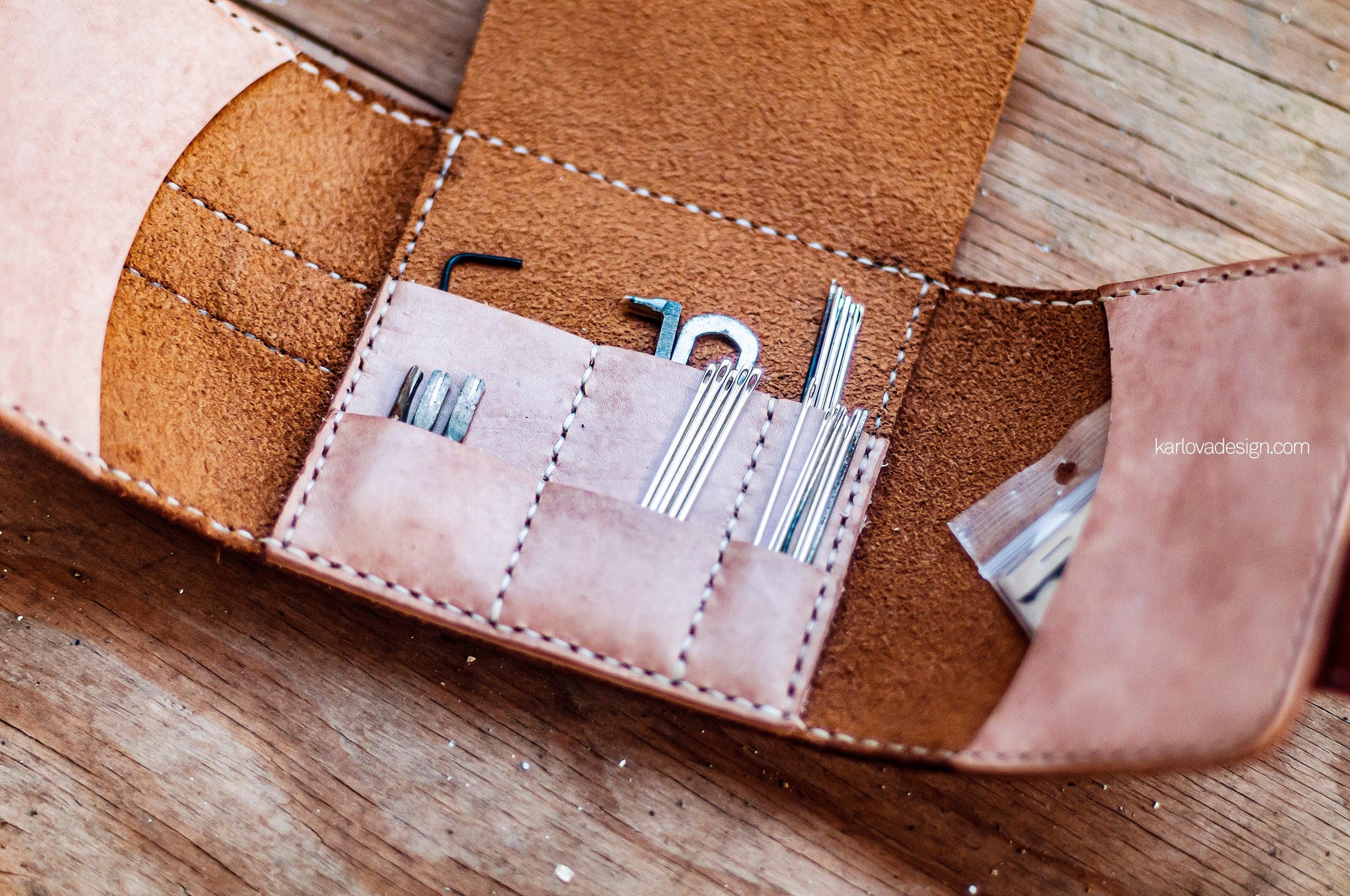 Leather needle case printable leather craft DIY PDF pattern by Karlova Design, leatherwork template for hand stitching