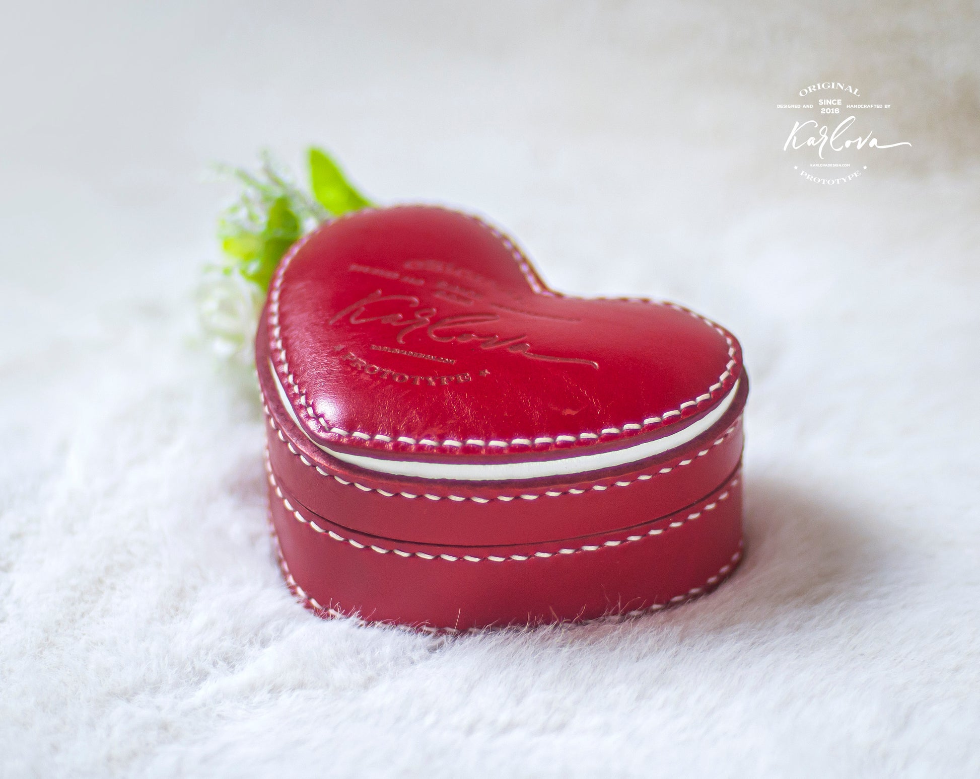 Heart gift box printable leather craft DIY PDF pattern by Karlova Design, leatherwork template for hand stitching