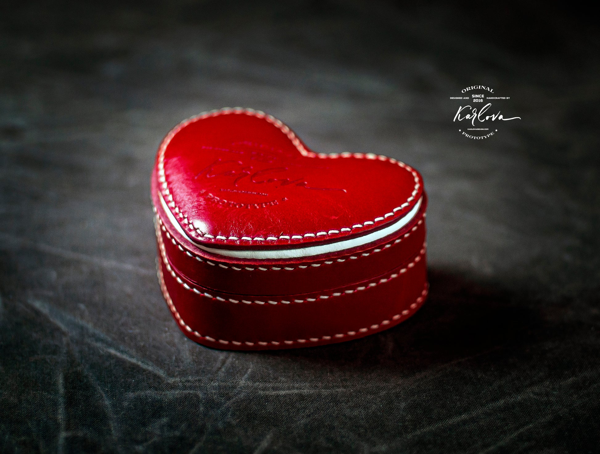 Heart gift box printable leather craft DIY PDF pattern by Karlova Design, leatherwork template for hand stitching