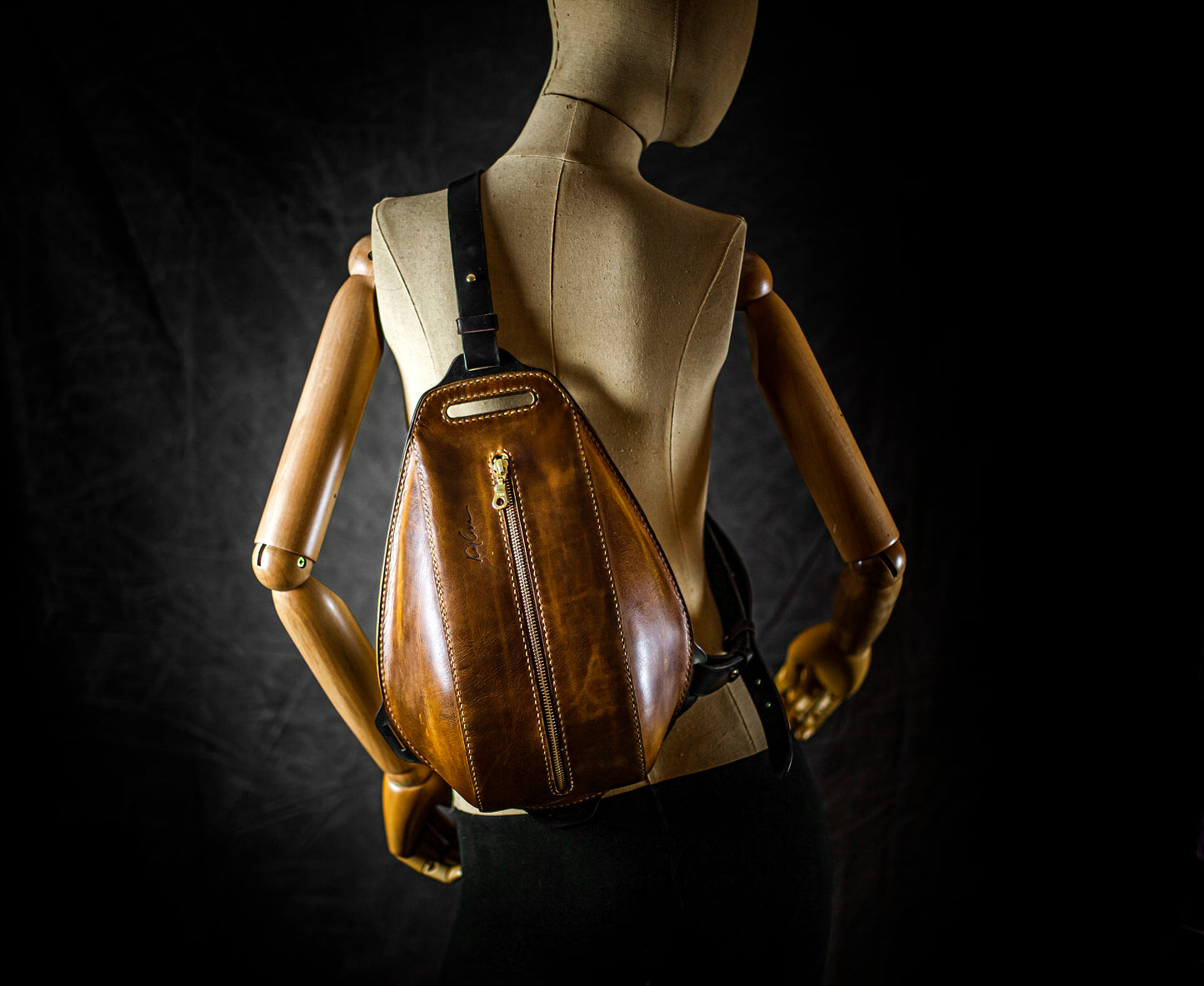Sling backpack printable leather craft DIY PDF pattern by Karlova Design, leatherwork template for hand stitching